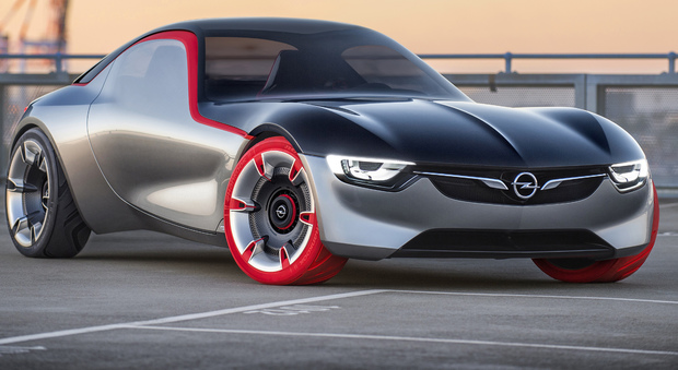 Opel GT Concept è l'elogio della purezza, l'esaltazione della semplicità. É un esercizio di stile con soluzioni innovative, tipo quella delle portiere che si infilano dentro la carrozzeria dietro le ruote anteriori