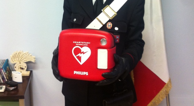 Il defibrillatore recuperato dai carabinieri