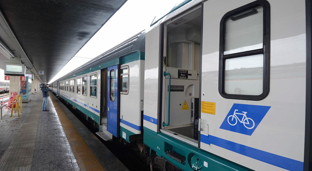 Coronavirus, pendolari fatti scendere dal treno: c'era sovraffollamento