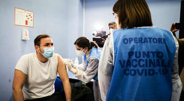 Vaccino Covid a Napoli anche agli studenti di Medicina: «Così torniamo in corsia»