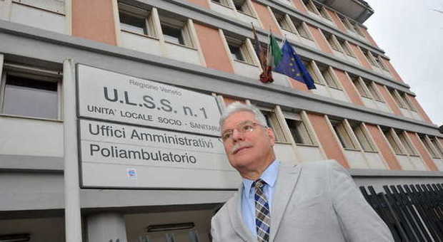 Il direttore generale Pietro Paolo Feronato davanti la sede dell'Ulss 1