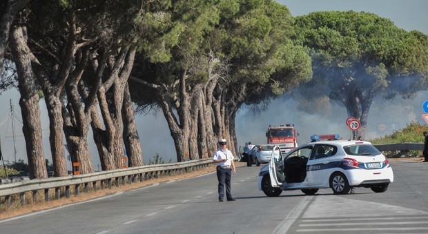 Roma brucia ancora, caos Pontina: fiamme anche a Ponte Galeria. A Fregene sfiorati gli stabilimenti