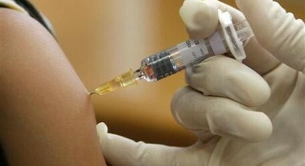«Covid provocato dal vaccino antinfluenzale». Quella registrazione fake che gira sui social