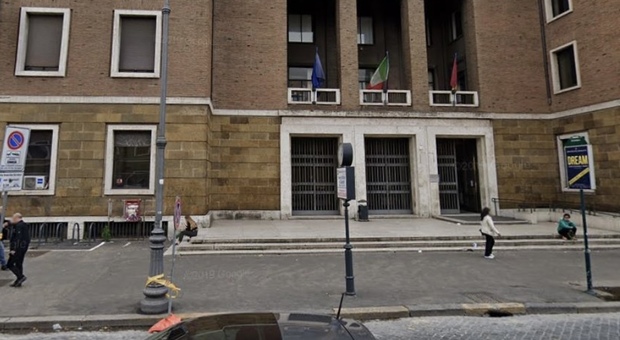 Roma, forza distributore bevande con piede di porco all'ufficio anagrafe in via Petroselli e ruba monetine: preso