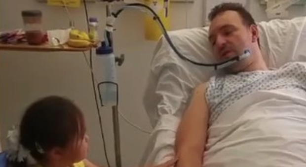 Papà 37enne cade dalla bici e resta paralizzato dal collo in giù. Disperato, chiede l'eutanasia. Poi il miracolo