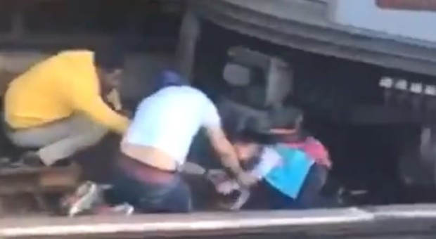 Si uccide lanciandosi con la figlia di 5 anni sui binari della metro: la bambina illesa per miracolo