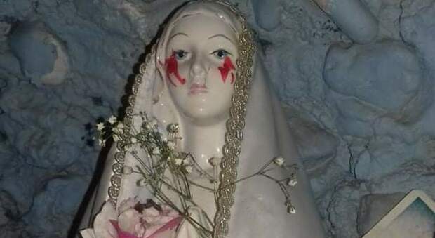 Pozzuoli, la statua della Madonna piange lacrime di sangue per il Covid. Ma è solo pittura