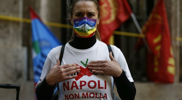 Giro d'Italia a Napoli, lavoratori ex Whirlpool tra il pubblico con striscioni e maglie