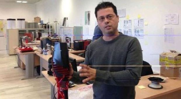 Gamba amputata dopo il cancro, ora Manolo costruisce protesi per i bambini