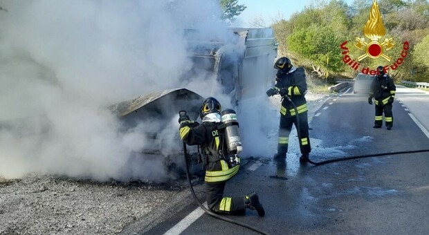 Camion dei rifiuti va a fuoco sulla strada per il Piancavallo, l'autista riesce a mettersi in salvo
