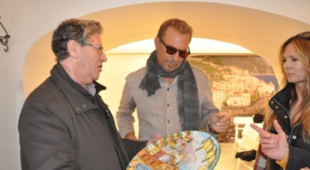 Costiera, tutti pazzi per Kevin Costner: dopo lo spot tour ad Amalfi
