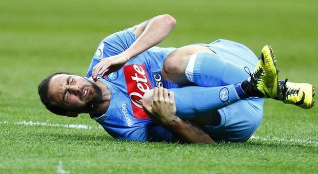 Inter-Napoli 0-0, niente luci a San Siro Higuain infortunato esce in barella