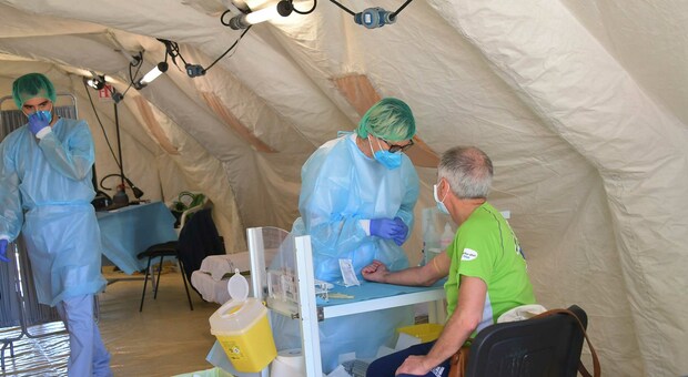 I tamponi effettuati nella tenda installata nel parcheggio dell'ospedale San Paolo di Civitavecchia