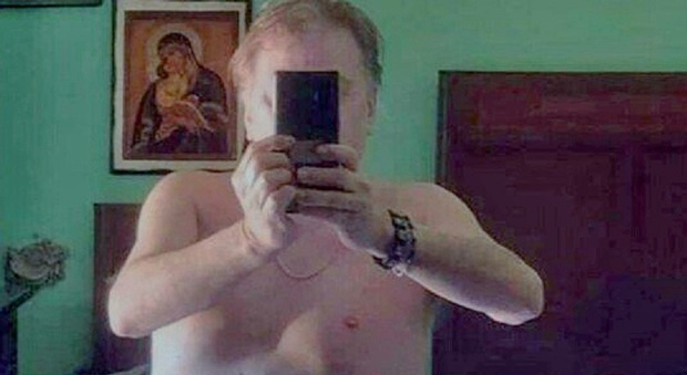 Spunta una foto del prete nudo: «Chiedo scusa, sono stato hackerato» e chiude il profilo Facebook