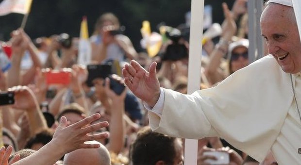Papa a Caserta | Tra i fedeli: «Noi che sfidiamo la malattia con il coraggio della sua fede»