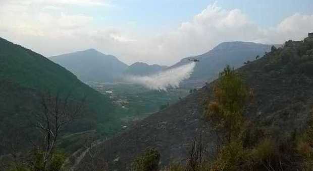 Pauroso rogo sui Picentini, le fiamme minacciano l'autostrada Salerno-Reggio