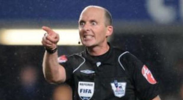 Premier League, arbitro e tifoso: Mike Dean esulta in campo per il gol del Tottenham