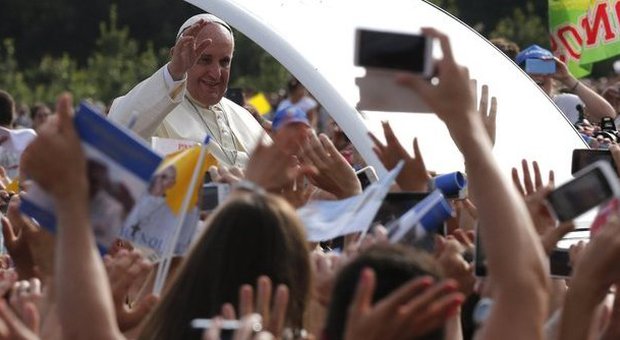 La visita del Papa | Piazza multietnica per Bergoglio: «Mai più razzismo»