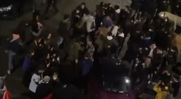 Mega raduno a piazza Fiume, ragazzi ballano in strada (senza mascherine): «Bravi così ci richiudono subito» Video