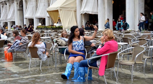 Fenomeno raro: acqua alta a Venezia nel mese di luglio, e arriva quasi a un metro