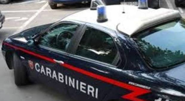 Auto con a bordo fidanzati si ribalta nel Beneventano, un morto