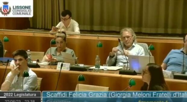 Felicia Grazia Scaffidi, bufera sulle parole della consigliera di FdI: «Ho più amici gay che normali»