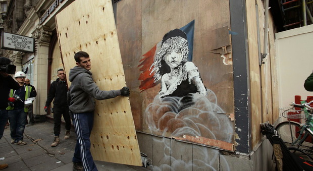 L'ultimo colpo di Banksy su Calais è un'accusa alla Francia: i profughi come i Miserabili