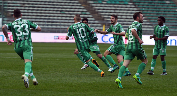 Bari-Avellino 2-1: Colantuono vince in emergenza