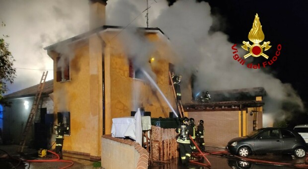 Montebelluna, incendio in tarda serata: casa divorata dalle fiamme, famiglia in ospedale