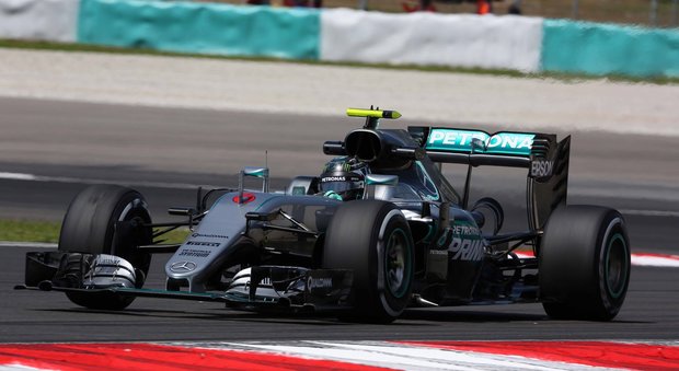 Gp di Malesia, Hamilton risponde a Rosberg nelle seconde libere. Terza e quarta la Ferrari di Raikkonen e Vettel