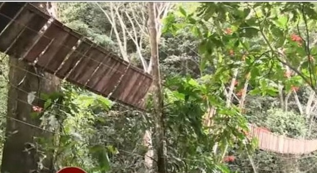 Crolla ponte sospeso, turisti precipitano nel vuoto: 11 morti