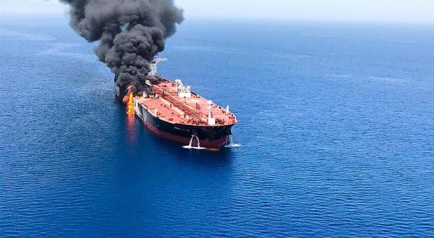 Petroliere sotto attacco, Iran respinge le accuse: «Siamo preoccupati»