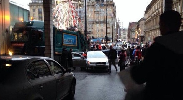 Furgone travolge i pedoni durante lo shopping di Natale: sei morti, orrore a Glasgow