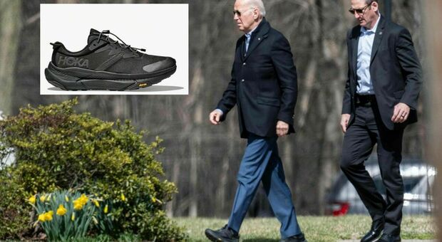 Biden, le sneakers anti-caduta che fanno discutere i media americani: perché le Hoka Transport ora sono un caso