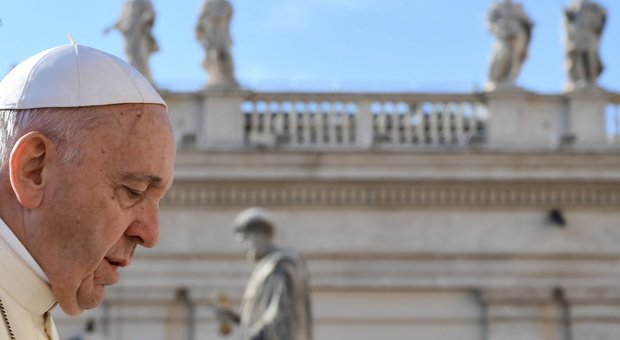 Abusi, linea dura di Papa Francesco: tolto lo stato clericale a due vescovi
