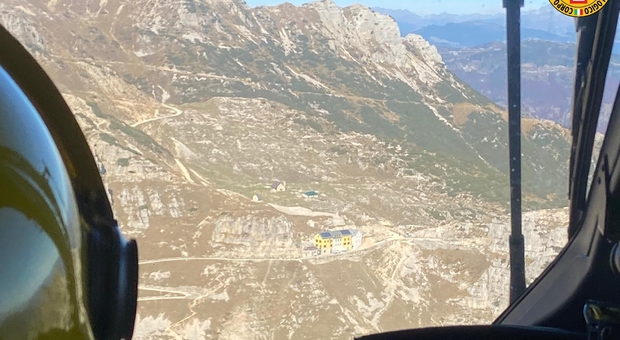 Il Rifugio Papa visto dall'elicottero in arrivo