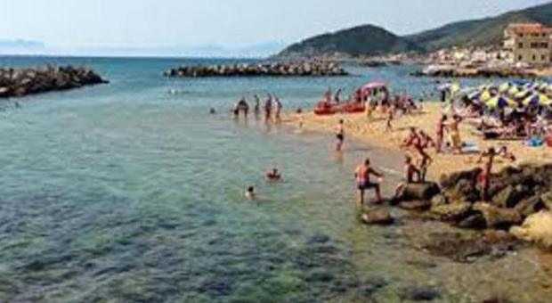 Tragedia a Santa Maria di Castellabate: turista 50enne stroncato da malore in acqua