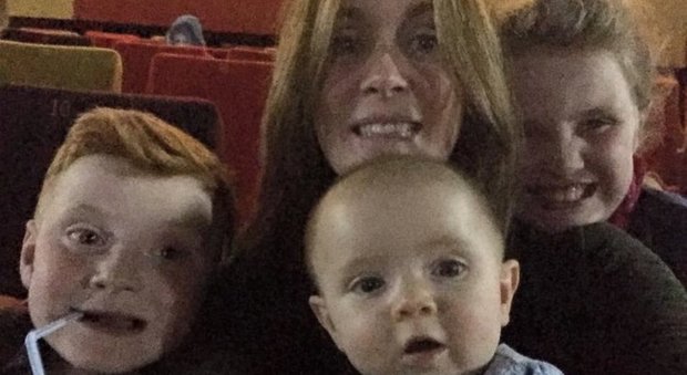 Scatta un selfie con i figli al cinema, alle loro spalle appare il fantasma di una bambina