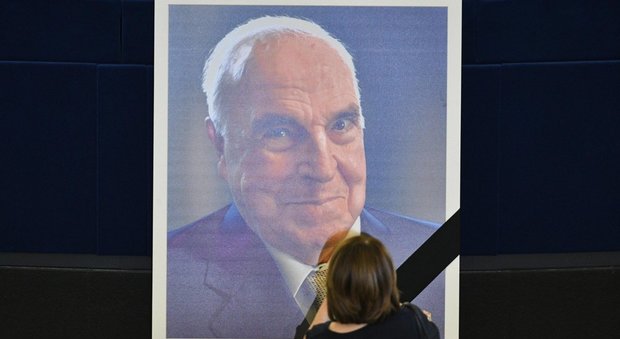 L'addio a Kohl, a Strasburgo il primo funerale di Stato della Ue per l'ex cancelliere tedesco