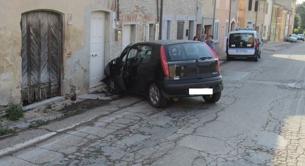 Mondolfo, l'auto si schianta contro un casa: madre e figlia all'ospedale
