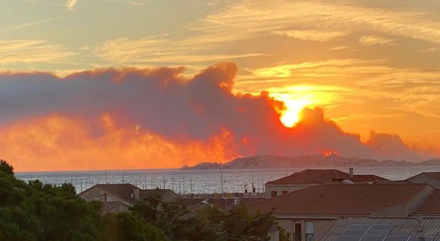 Grave incendio in Costa Azzurra, evacuate 2.700 persone vicino Marsiglia