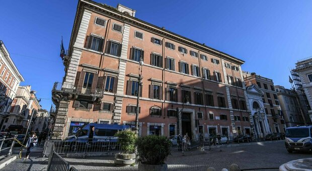 Roma, il giallo di Palazzo Ferrajoli: fiera fantasma e soldi spariti. Condominio ignaro