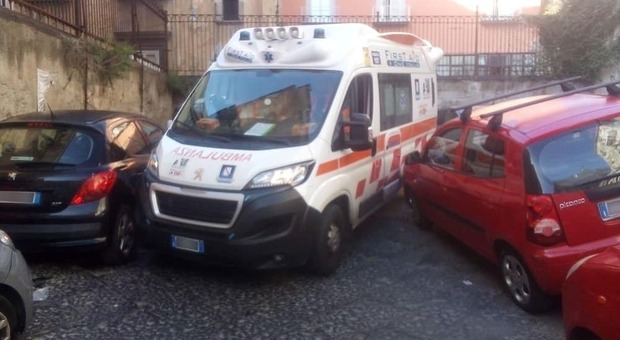 Napoli, le auto in doppia fila bloccano l'ambulanza e il soccorso non arriva: morta una donna. Ma il 118 smentisce