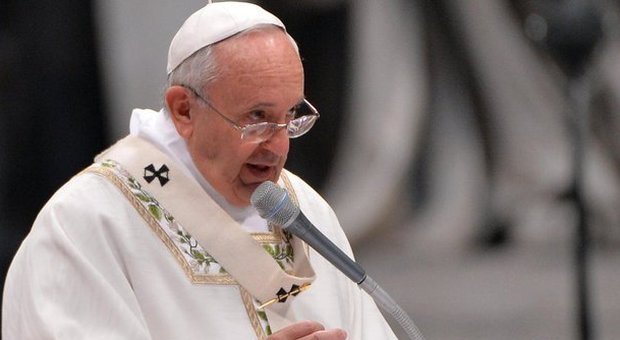 Il Papa lava i piedi a a 12 detenuti di Rebibbia: "Pregate perché Dio lavi le mie sporcizie"