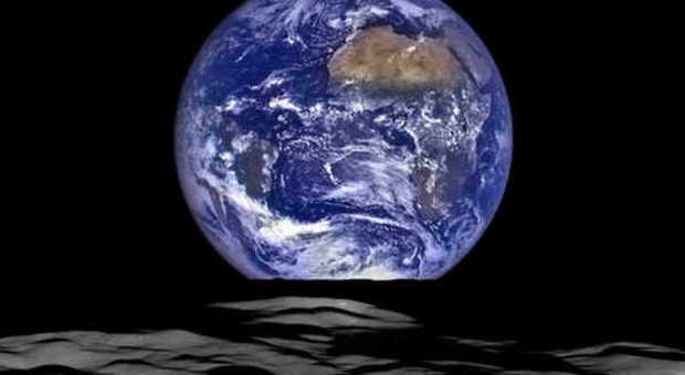 La Terra sorge sull'orizzonte della Luna: la meravigliosa foto dalla sonda della Nasa