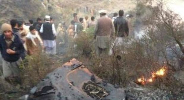 Pakistan, aereo con 40 passeggeri precipita in città dove fu ucciso Bin Laden