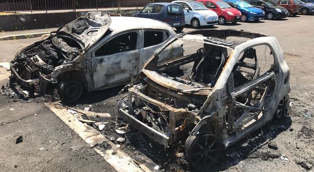 Roma, raid al Torrino: incendiate 40 auto parcheggiate