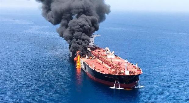 Attacco a petroliere, l'equipaggio: «Oggetti volanti, poi l'esplosione»