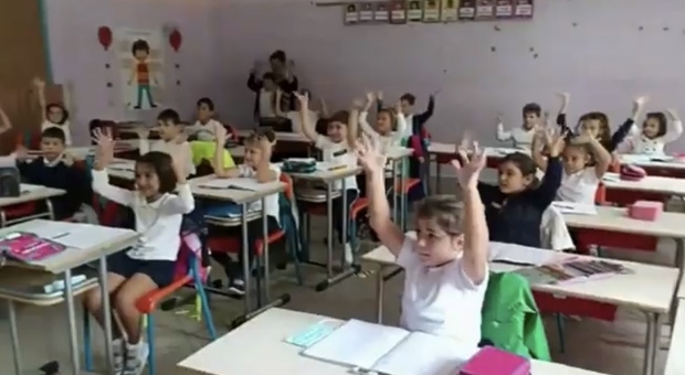 Ritorno in classe nel Napoletano, il flash mob sulle note di Jerusalema