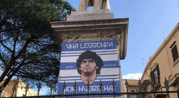 Napoli, la statua di Paolo Emilio Imbriani, diventa altarino di Maradona